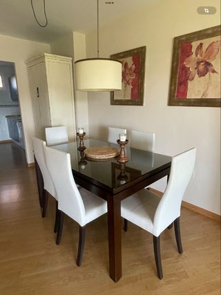 Mesa de comedor de madera con 6 sillas