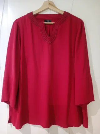 Camisa roja con detalle negro