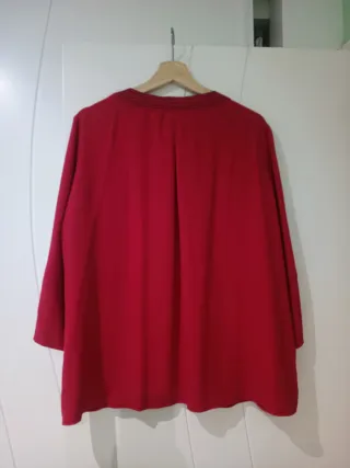 Camisa roja con detalle negro