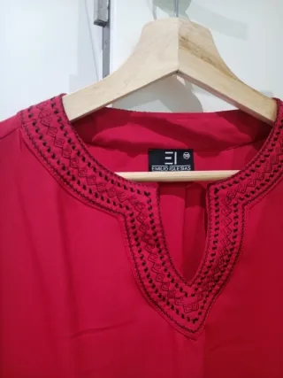 Camisa roja con detalle negro