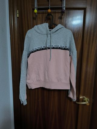 Sudadera gris y rosa con texto