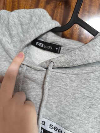 Sudadera gris y rosa con texto