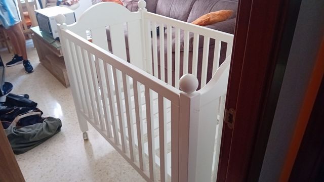 Cuna blanca de madera, sin usar