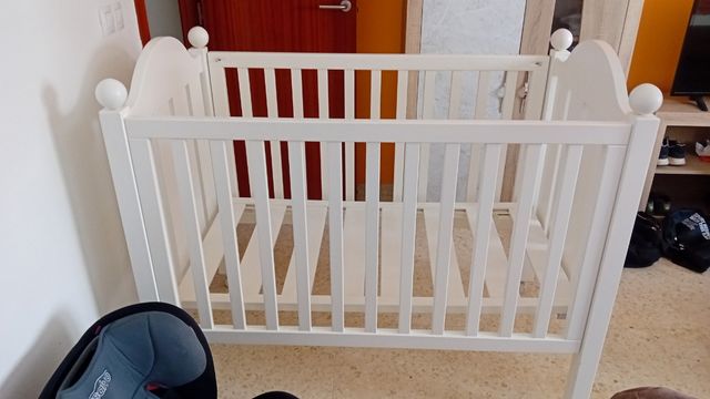 Cuna blanca de madera, sin usar