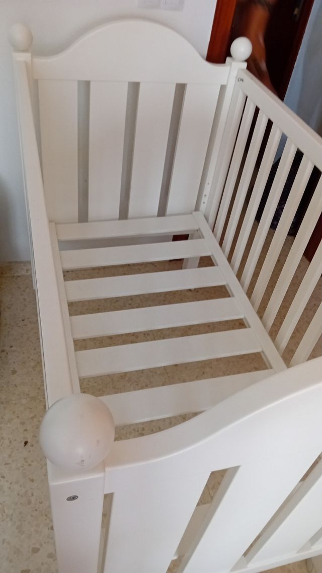 Cuna blanca de madera, sin usar