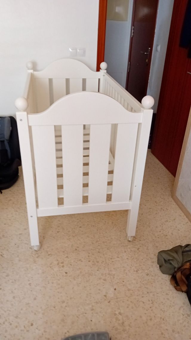 Cuna blanca de madera, sin usar