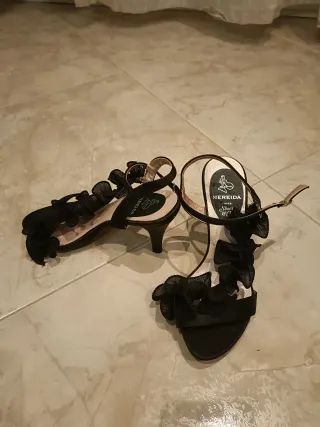Zapatos de tacón negros con volantes