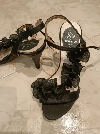 Zapatos de tacón negros con volantes