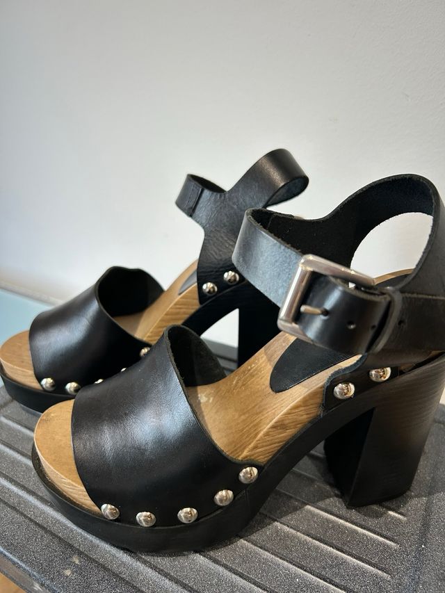 Tacones negros con tachas
