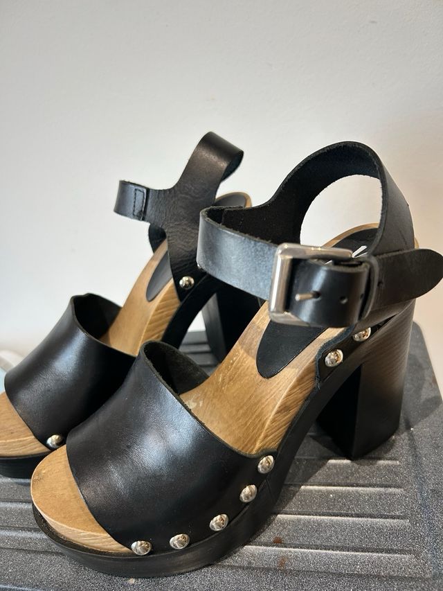 Tacones negros con tachas