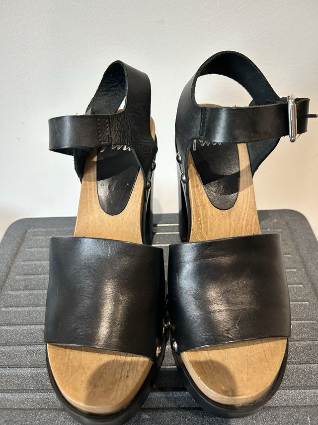 Tacones negros con tachas