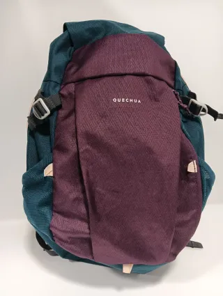 Mochila Quechua morado y verde. 15 litros