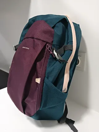Mochila Quechua morado y verde. 15 litros