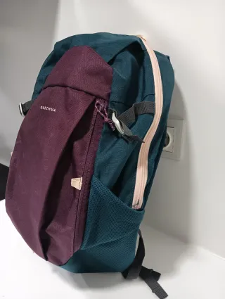 Mochila Quechua morado y verde. 15 litros