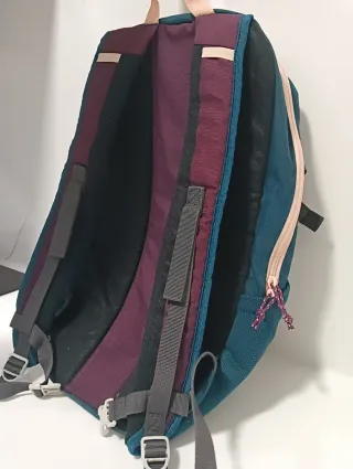 Mochila Quechua morado y verde. 15 litros