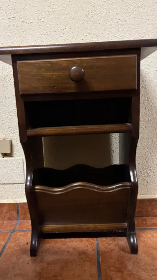Mesa revistero de madera maciza