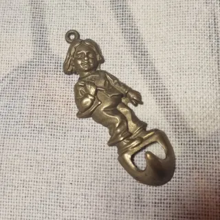 Colgador antiguo latón figura niño