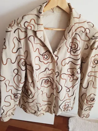 Chaqueta beige con bordado marrón