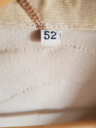 Chaqueta beige con bordado marrón