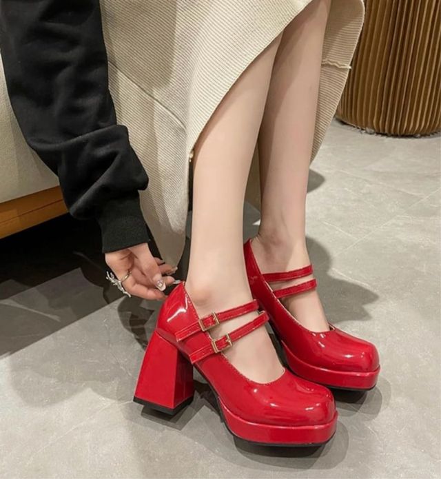 Zapatos de tacón rojos con plataforma