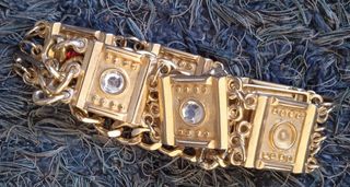 Cintura oro con pietre verdi e rosse