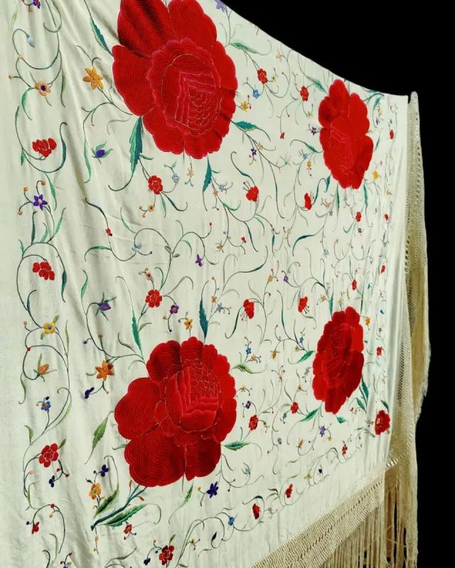 Mantón de Manila Antiguo Bordado Flores Rojas