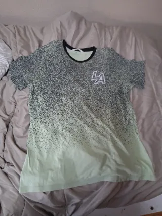 Camiseta gris y verde con logo LA