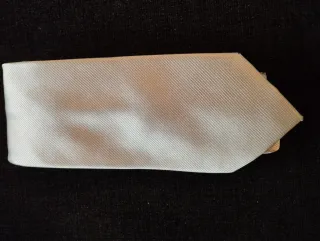 Corbata plateada