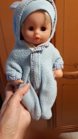 Bambola neonato azzurra con cappuccio