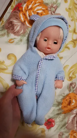 Bambola neonato azzurra con cappuccio