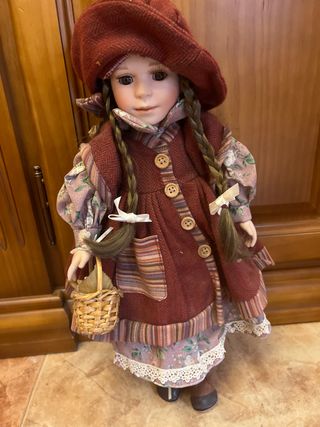 Muñeca de porcelana con cesta