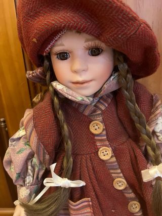Muñeca de porcelana con cesta