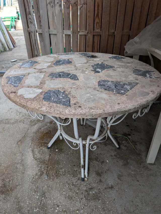 Mesa de jardín redonda de piedra y metal