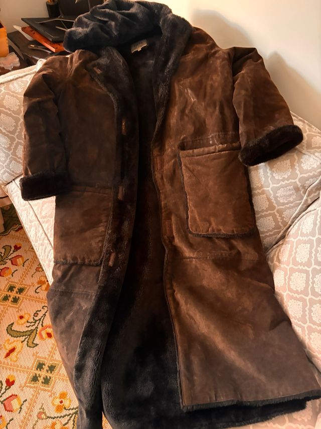 Abrigo largo piel vuelta con capucha marca f & co