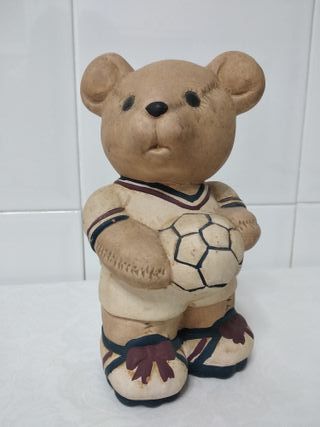 Osito de cerámica con pelota de fútbol