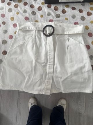 Falda vaquera blanca con cinturón