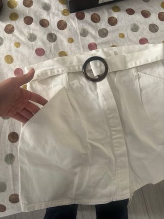 Falda vaquera blanca con cinturón
