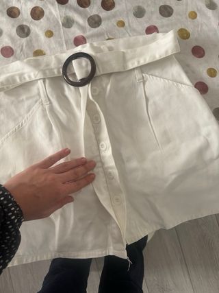 Falda vaquera blanca con cinturón