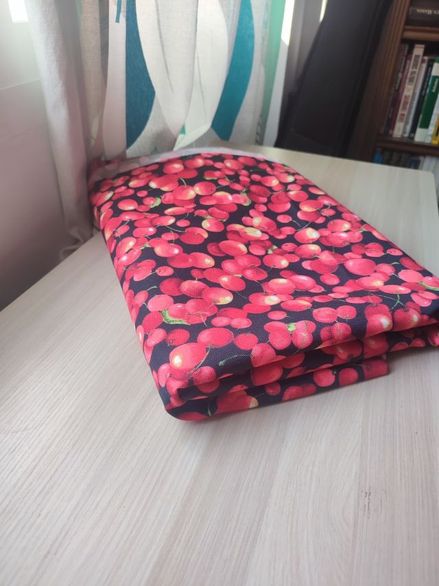 Tela IMPERMEABLE estampado cerezas (1,60x2,50 m)