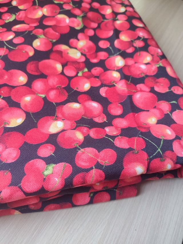Tela IMPERMEABLE estampado cerezas (1,60x2,50 m)