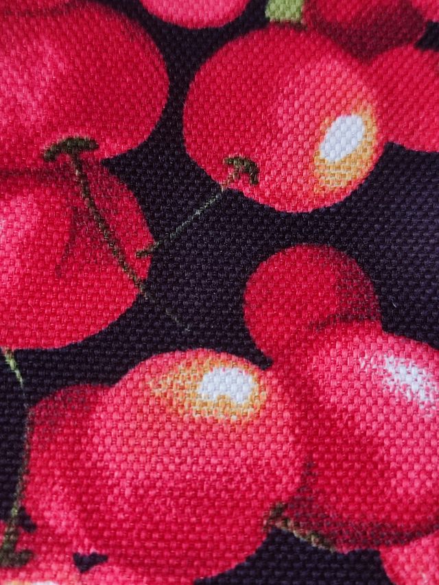 Tela IMPERMEABLE estampado cerezas (1,60x2,50 m)