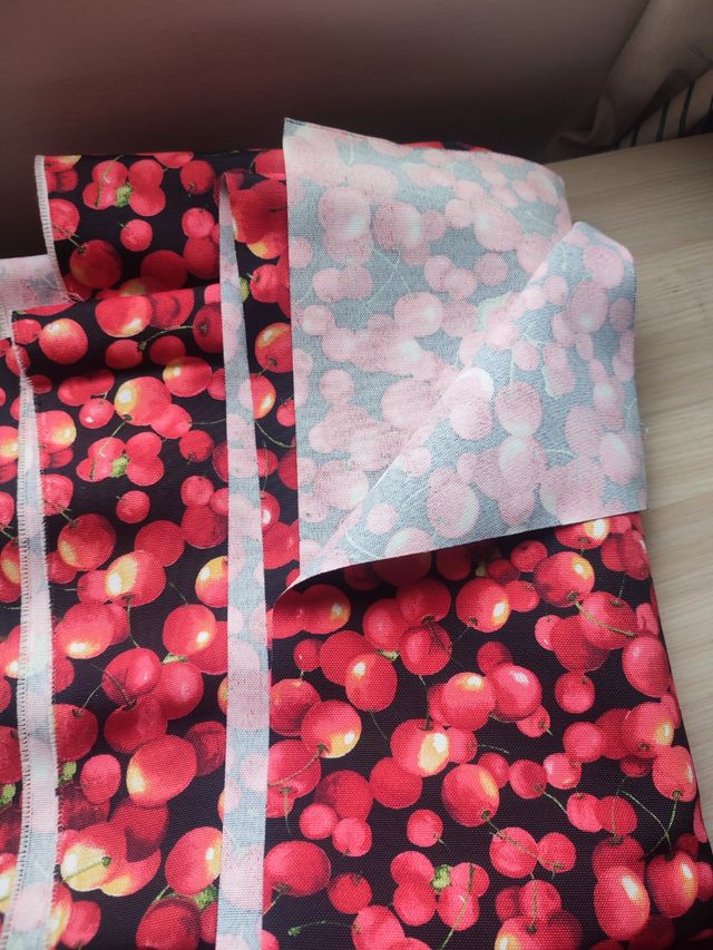 Tela IMPERMEABLE estampado cerezas (1,60x2,50 m)