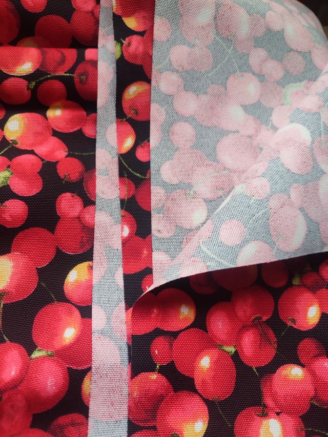 Tela IMPERMEABLE estampado cerezas (1,60x2,50 m)