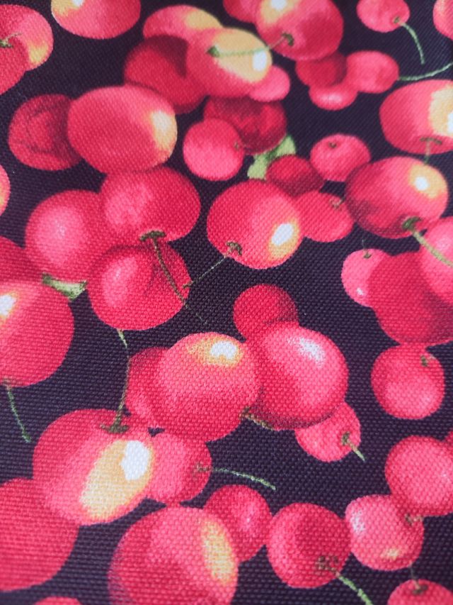 Tela IMPERMEABLE estampado cerezas (1,60x2,50 m)
