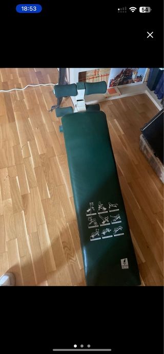 Banco de gimnasio inclinado para abdominales