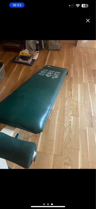 Banco de gimnasio inclinado para abdominales