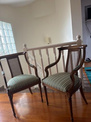 Elegantes sillas de madera y tela
