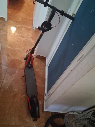 Patinete Eléctrico Negro y Rojo de adulto 