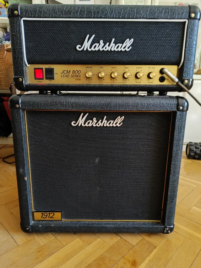 Amplificador Marshall JCM 800 Studio con Pantalla.