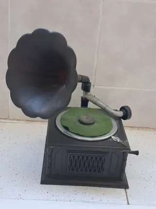 Gramola antigua decorativa